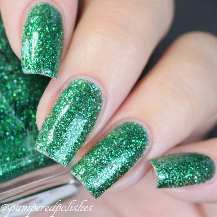 Green glitter polish nail little paillette journal sparkle yes